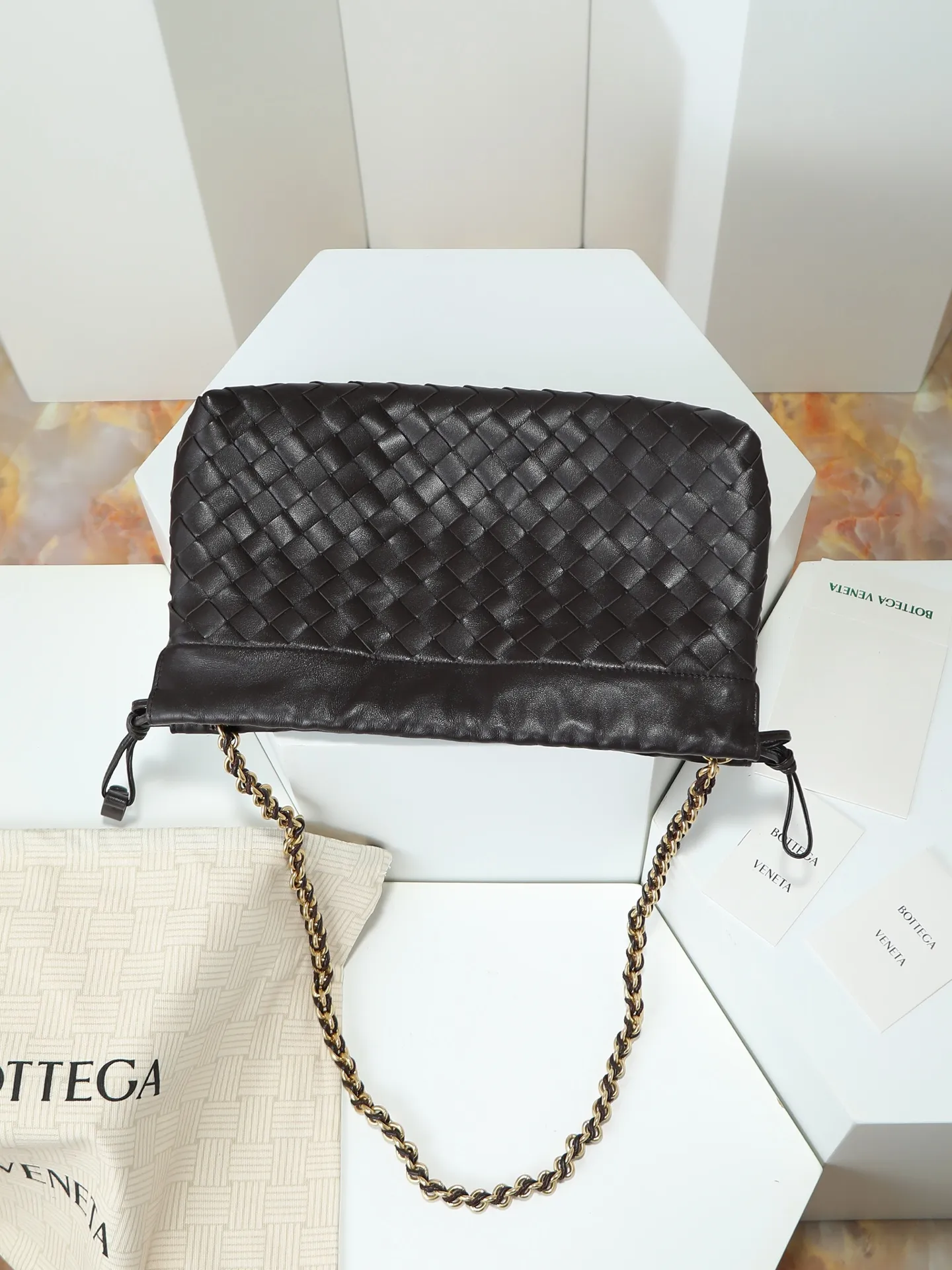 p1600. BOTTEGA VENETA 2025 new women's Dustbag Notte clutch. Dustbag, which has been very popular since its launch, has a chain clause! ! The hand-carrying method is reminiscent of the classic bag type Pouch , light and elegant, the retained drawstring design can be used as a bag, and the chain is longer, which is very suitable for sisters who like to carry their hands cross-body with their hands free. No matter which way you carry it, you can change the way you carry it according to the occasion and your mood of the day, which can make the overall outfit more fashionable🪄🪄The body of the bag has also been widened. It is the rainy season and the weather is hot, so it can easily accommodate small umbrellas and water bottles. The interior is made of nylon, which is light and comfortable to carry, and is very suitable for summer use. Style number: 839394 Size: 33*19*8cm